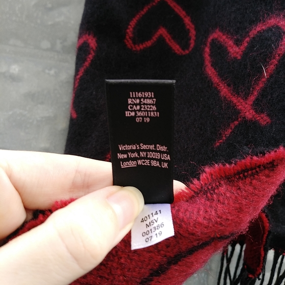Victoria's Secret Heart Blanket Scarf - Picture 3 of 6